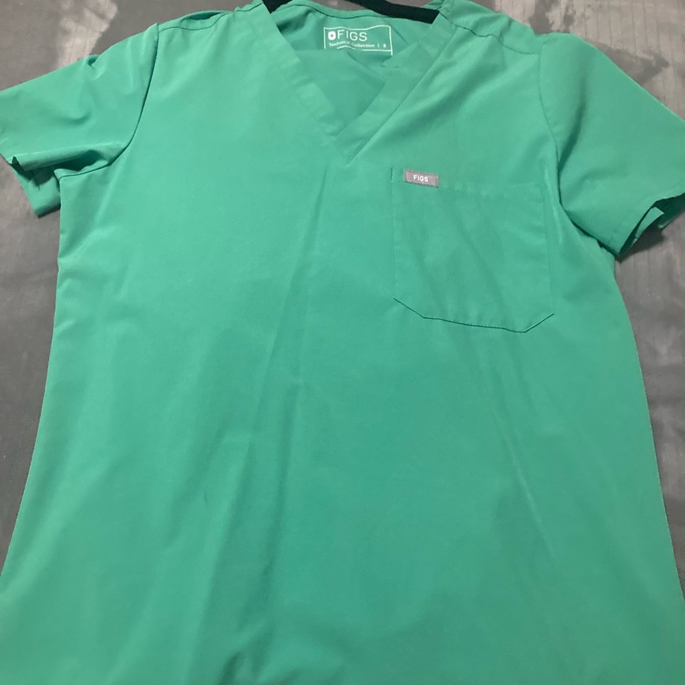 Figs scrub top in safety green